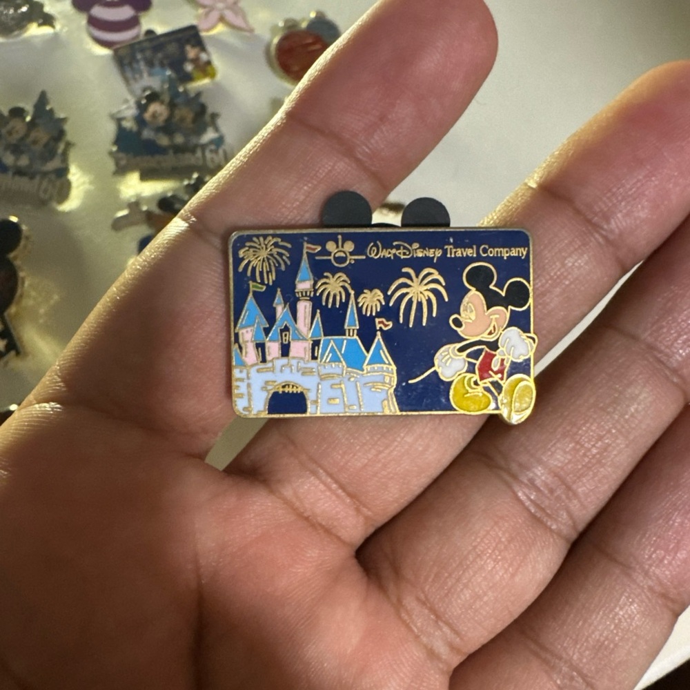 Disney Colorful Character Pin Collection - Picture 5 of 6